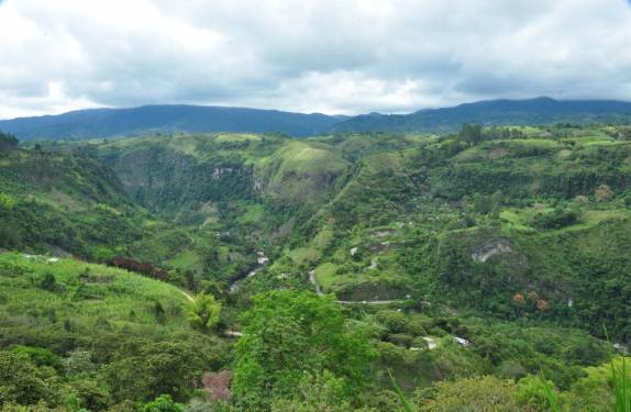 Paisagem verde e montanhosa da região de San Agustín, na Colômbia